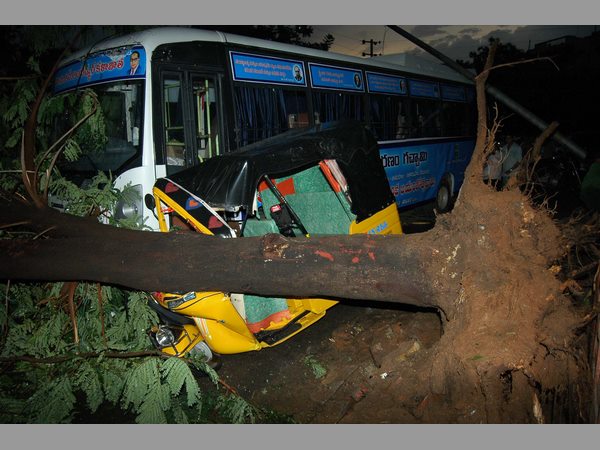  అత్తాపూర్‌లో కూలిన ప్రహరి గోడ: ఒకరు మృతి