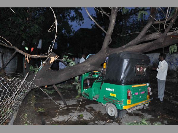  నగరంలో భారీ వర్షానికి ముగ్గురు మృతి