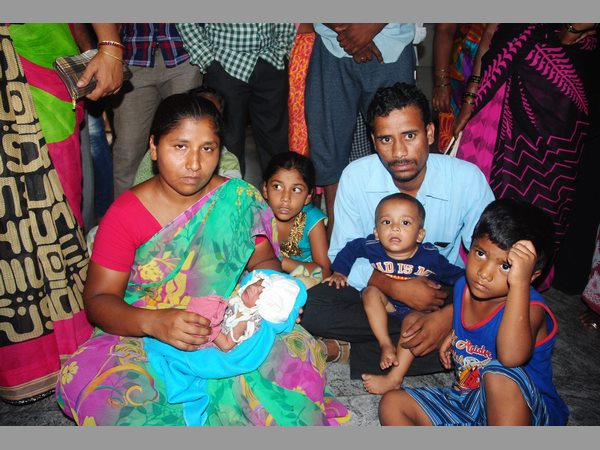 బ్లడ్ మాఫియాపై భగ్గుమన్న బాధిత కుటుంబాలు.. పరారీలో నిందితుడు (పిక్చర్స్)