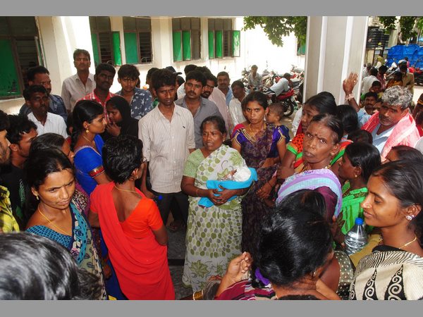 బ్లడ్ మాఫియాపై భగ్గుమన్న బాధిత కుటుంబాలు.. పరారీలో నిందితుడు (పిక్చర్స్)