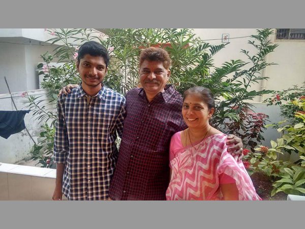 తల్లిదండ్రులతో హష్మీ