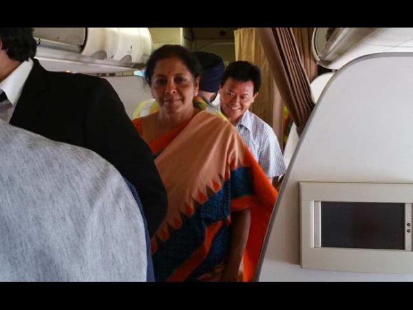 బీజేపీ నేతల స్పెషల్ ఫ్లైట్: ఏం జరగింది? బీజేపీ నేతల స్పెషల్ ఫ్లైట్: ఏం జరగింది?