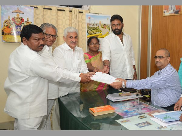 జగన్కు ప్రకాశం షాక్: టీడీపీలోకి మరో ఇద్దరు జగన్కు ప్రకాశం షాక్: టీడీపీలోకి మరో ఇద్దరు