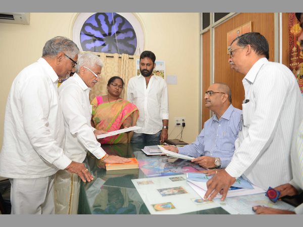 జగన్కు ప్రకాశం షాక్: టీడీపీలోకి మరో ఇద్దరు జగన్కు ప్రకాశం షాక్: టీడీపీలోకి మరో ఇద్దరు