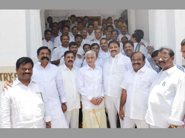 జగన్కు ప్రకాశం షాక్: టీడీపీలోకి మరో ఇద్దరు జగన్కు ప్రకాశం షాక్: టీడీపీలోకి మరో ఇద్దరు