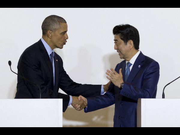 సారీ చెప్పలేదు: హిరోషిమాలో ఒబామా, నివాళి సారీ చెప్పలేదు: హిరోషిమాలో ఒబామా, నివాళి