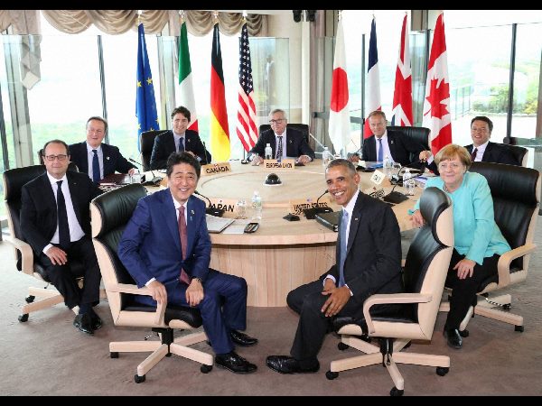 సారీ చెప్పలేదు: హిరోషిమాలో ఒబామా, నివాళి సారీ చెప్పలేదు: హిరోషిమాలో ఒబామా, నివాళి