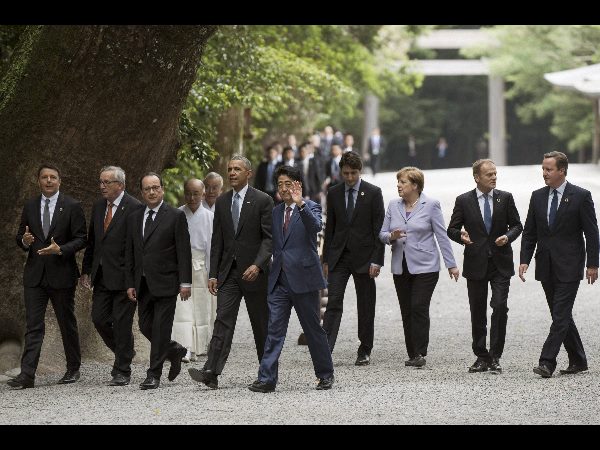 సారీ చెప్పలేదు: హిరోషిమాలో ఒబామా, నివాళి సారీ చెప్పలేదు: హిరోషిమాలో ఒబామా, నివాళి