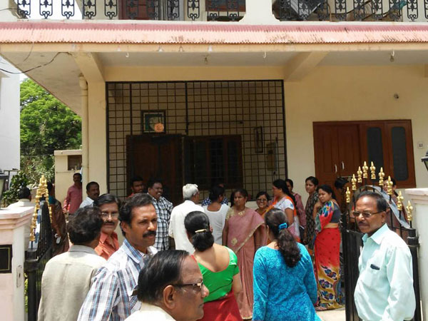 Woman cheats sixty people