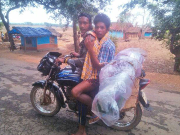 Bizarre! Two young men carry woman’s body on a bike Bizarre! Two young men carry woman’s body on a bike
