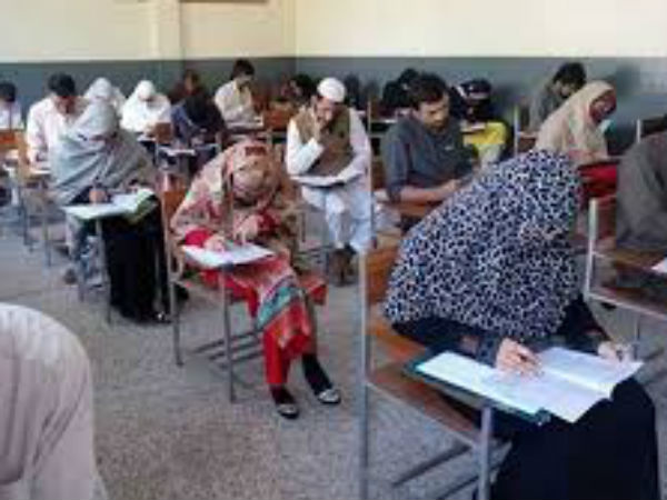 Pakistani University bans boys and girls from sitting as couple Pakistani University bans boys and girls from sitting as couple