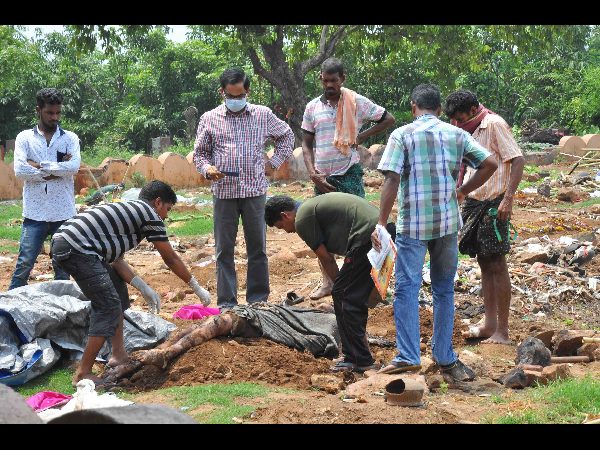 ఓ తండ్రి కన్నీటి గాథ: ఎట్టకేలకు మృతదేహాన్ని అప్పగించారు 