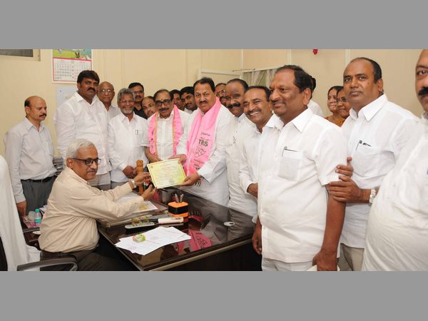 ధ్రువీకరణ పత్రాలను అందుకున్న డీ శ్రీనివాస్, కెప్టెన్ లక్ష్మీకాంతరావు ధ్రువీకరణ పత్రాలను అందుకున్న డీ శ్రీనివాస్, కెప్టెన్ లక్ష్మీకాంతరావు