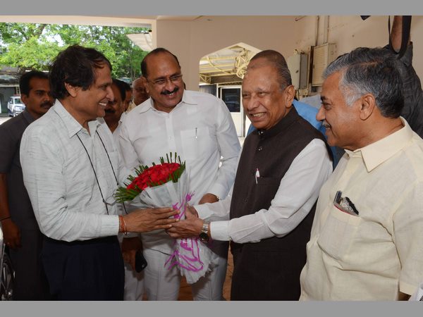 ఏపీ ప్రజలతు చేతనైనంత సేవ చేస్తా: కేంద్రమంత్రి సురేశ్ ప్రభు ఏపీ ప్రజలతు చేతనైనంత సేవ చేస్తా: కేంద్రమంత్రి సురేశ్ ప్రభు