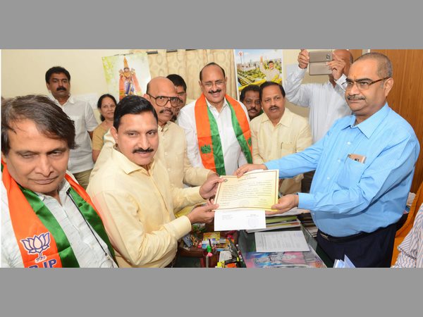 హామీల అమలుకు కృషి చేస్తా: కేంద్ర మంత్రి సుజనా హామీల అమలుకు కృషి చేస్తా: కేంద్ర మంత్రి సుజనా