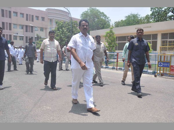 కుట్రల చేస్తోంది