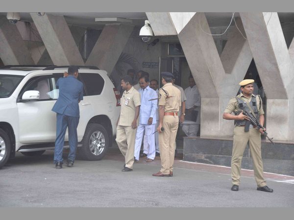 కుట్రల చేస్తోంది