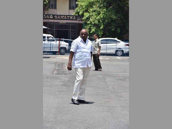 కుట్రల చేస్తోంది