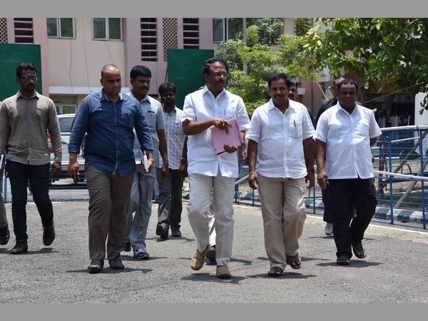 కుట్రల చేస్తోంది