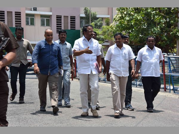 కుట్రల చేస్తోంది