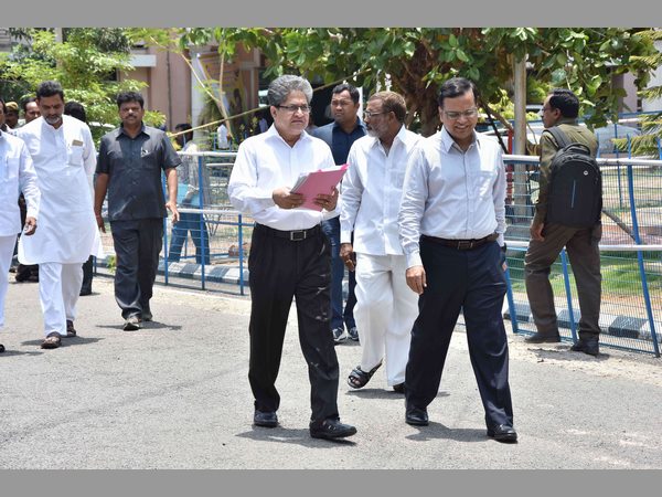 కుట్రల చేస్తోంది