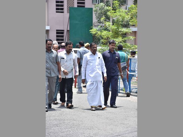 కుట్రల చేస్తోంది