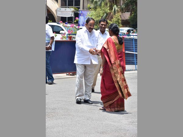 కుట్రల చేస్తోంది