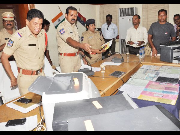 స్వాధీనం చేసుకున్న స్కానర్లు, పత్రాలు