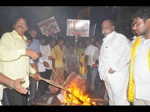  'రామరాజ్యంలో రావణాసురుడు': జగన్ ప్లెక్సీలకు చీపురు దెబ్బలు