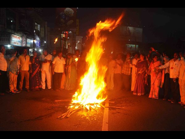 'రామరాజ్యంలో రావణాసురుడు': జగన్ ప్లెక్సీలకు చీపురు దెబ్బలు