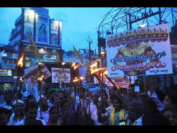  'రామరాజ్యంలో రావణాసురుడు': జగన్ ప్లెక్సీలకు చీపురు దెబ్బలు