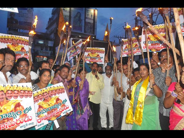  'రామరాజ్యంలో రావణాసురుడు': జగన్ ప్లెక్సీలకు చీపురు దెబ్బలు
