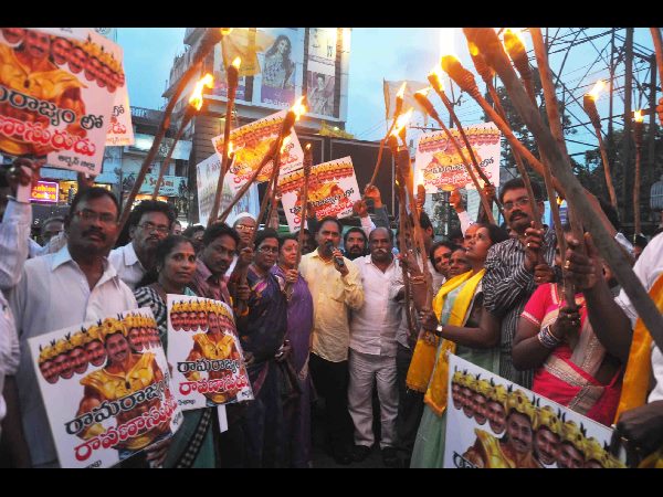 'రామరాజ్యంలో రావణాసురుడు': జగన్ ప్లెక్సీలకు చీపురు దెబ్బలు