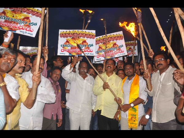  'రామరాజ్యంలో రావణాసురుడు': జగన్ ప్లెక్సీలకు చీపురు దెబ్బలు