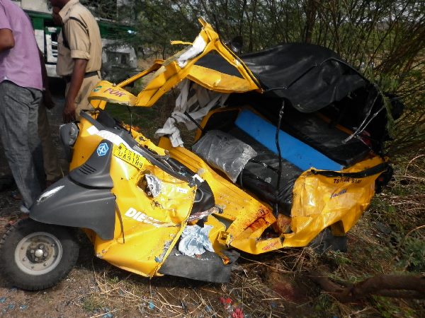  ఘోర రోడ్డు ప్రమాదం: ఆరుగురు మృతి, చావుబతుకుల్లో గర్భిణీ