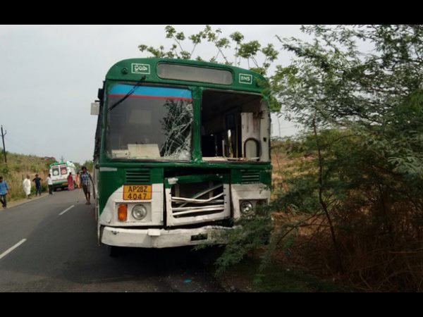 ఘోర రోడ్డు ప్రమాదం: ఆరుగురు మృతి, చావుబతుకుల్లో గర్భిణీ