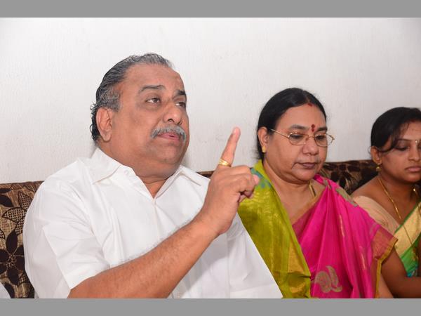 పట్టు వదలని విక్రమార్కుడిలా ముద్రగడ.. : చికిత్సకు 'నో..' ఆసుపత్రిలోను దీక్ష (పిక్చర్స్)