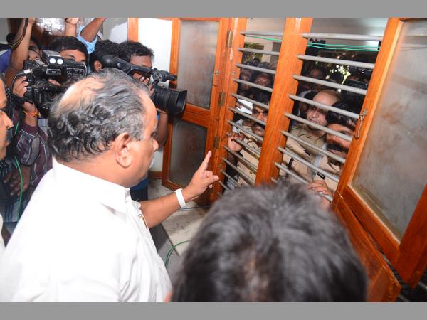 పట్టు వదలని విక్రమార్కుడిలా ముద్రగడ.. : చికిత్సకు 'నో..' ఆసుపత్రిలోను దీక్ష (పిక్చర్స్)