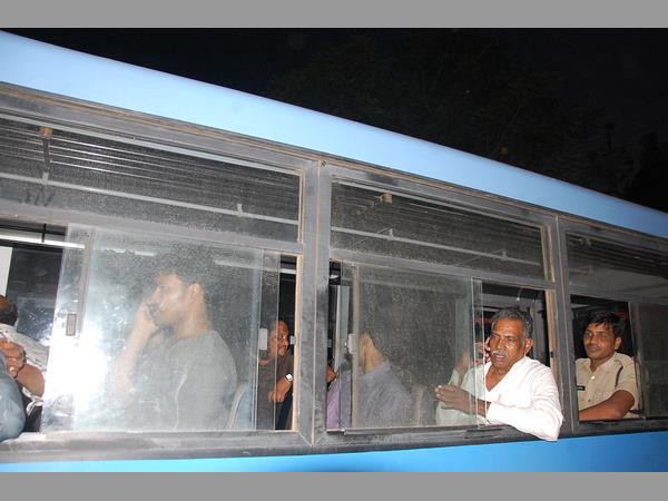 పట్టు వదలని విక్రమార్కుడిలా ముద్రగడ.. : చికిత్సకు 'నో..' ఆసుపత్రిలోను దీక్ష (పిక్చర్స్)