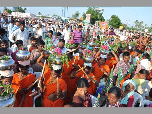 టీఆర్ఎస్ కుటుంబ పాలనపై అమిత్ షా నిప్పులు టీఆర్ఎస్ కుటుంబ పాలనపై అమిత్ షా నిప్పులు