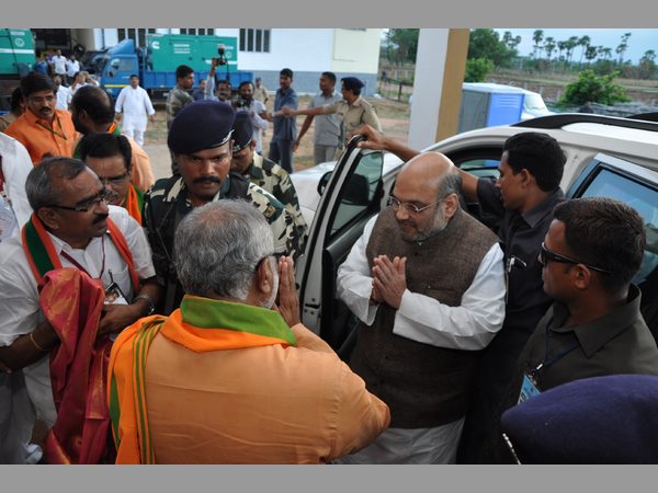 టీఆర్ఎస్ కుటుంబ పాలనపై అమిత్ షా నిప్పులు టీఆర్ఎస్ కుటుంబ పాలనపై అమిత్ షా నిప్పులు