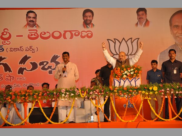 టీఆర్ఎస్ కుటుంబ పాలనపై అమిత్ షా నిప్పులు టీఆర్ఎస్ కుటుంబ పాలనపై అమిత్ షా నిప్పులు