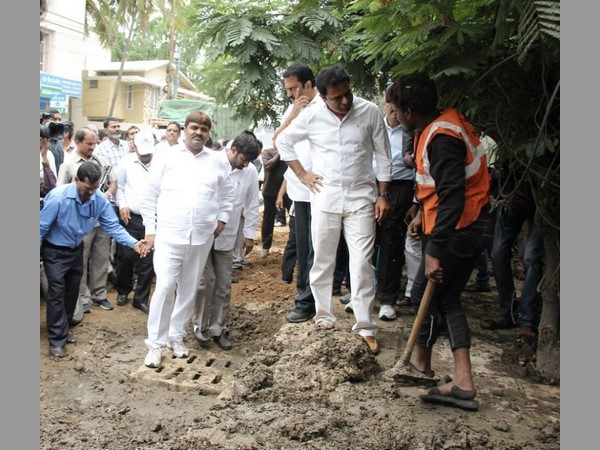 హైదరాబాద్ రోడ్లపై కెటిఆర్