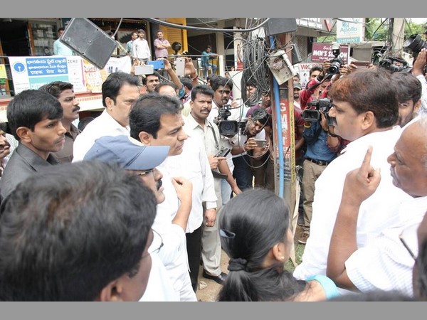 హైదరాబాద్ రోడ్లపై కెటిఆర్