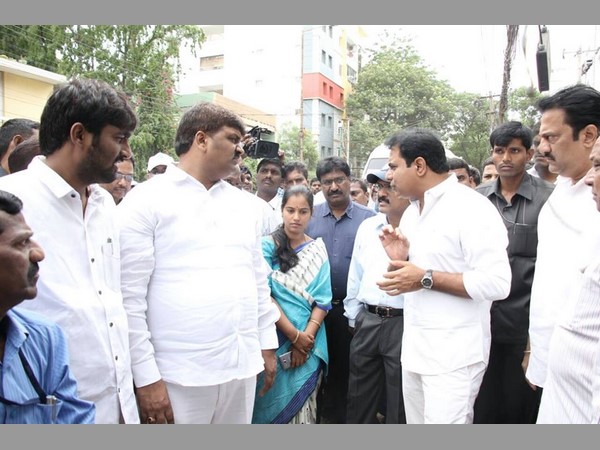 హైదరాబాద్ రోడ్లపై కెటిఆర్