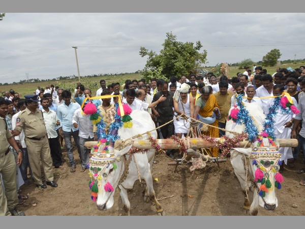 పొలంలో మంత్రి పల్లె
