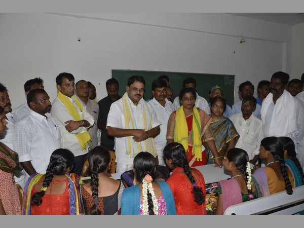 విద్యార్థులతో ముచ్చటిస్తూ..