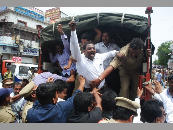 హైటెన్షన్ వాతావరణంలో 'ఛలో హైకోర్టు'.. ఆందోళన సక్సెస్ (పిక్చర్స్)
