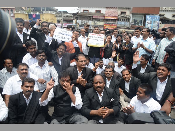హైటెన్షన్ వాతావరణంలో 'ఛలో హైకోర్టు'.. ఆందోళన సక్సెస్ (పిక్చర్స్)