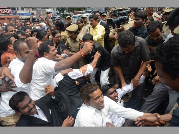 హైటెన్షన్ వాతావరణంలో 'ఛలో హైకోర్టు'.. ఆందోళన సక్సెస్ (పిక్చర్స్)